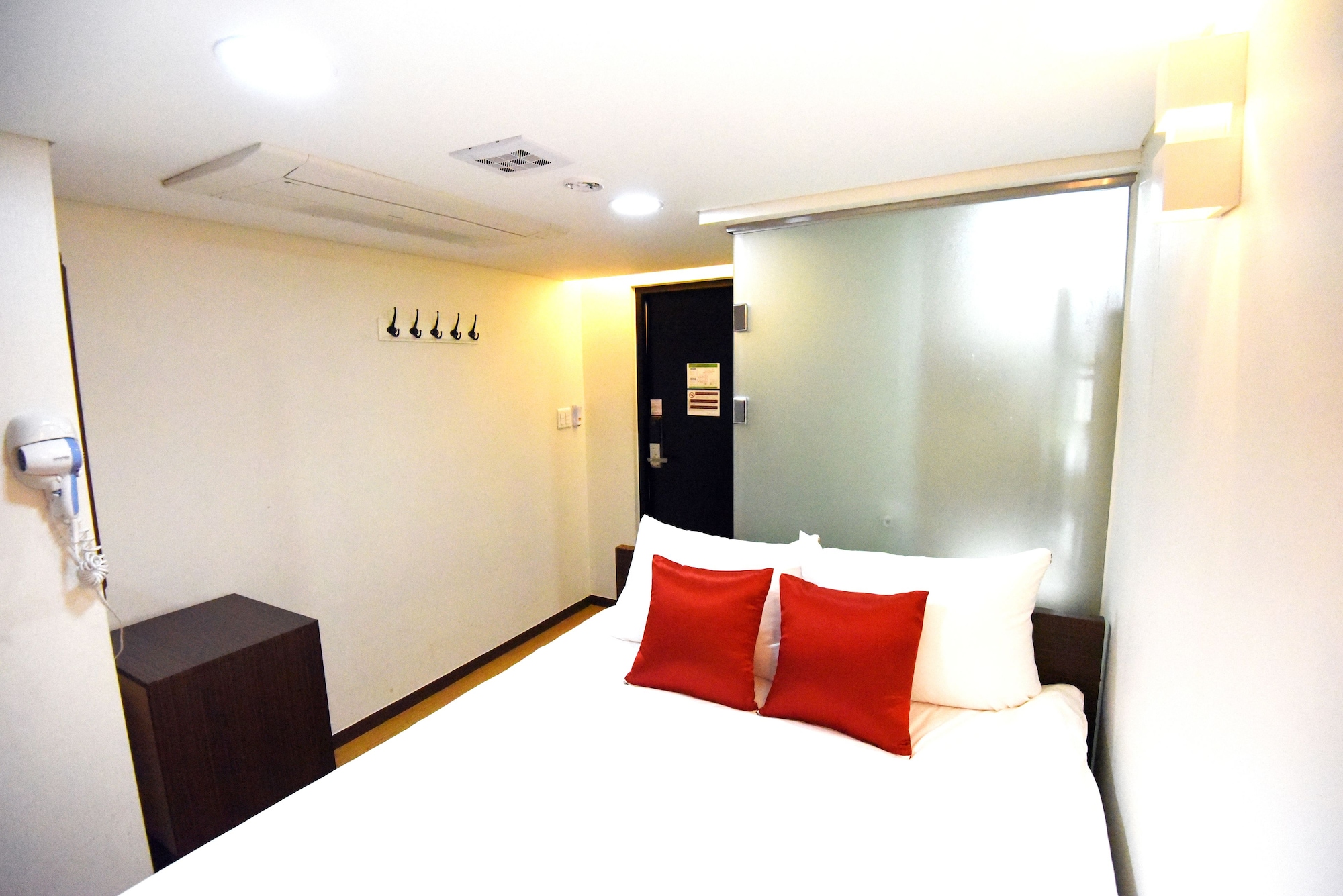 ECONOMY, DOUBLE BED, NO WINDOW