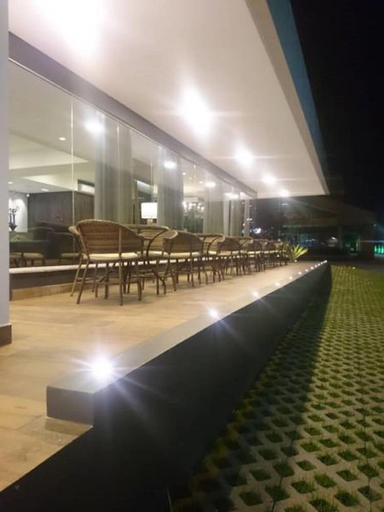 BLUE HILL HOTEL 66/70