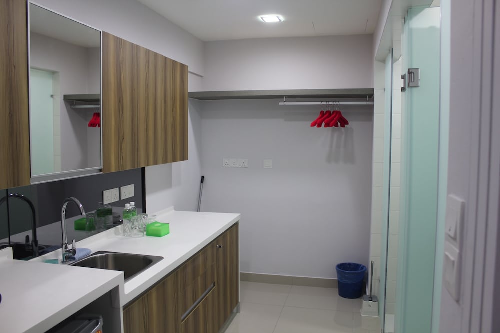 Dehouz – Trefoil Setia Alam Homestay 49/50