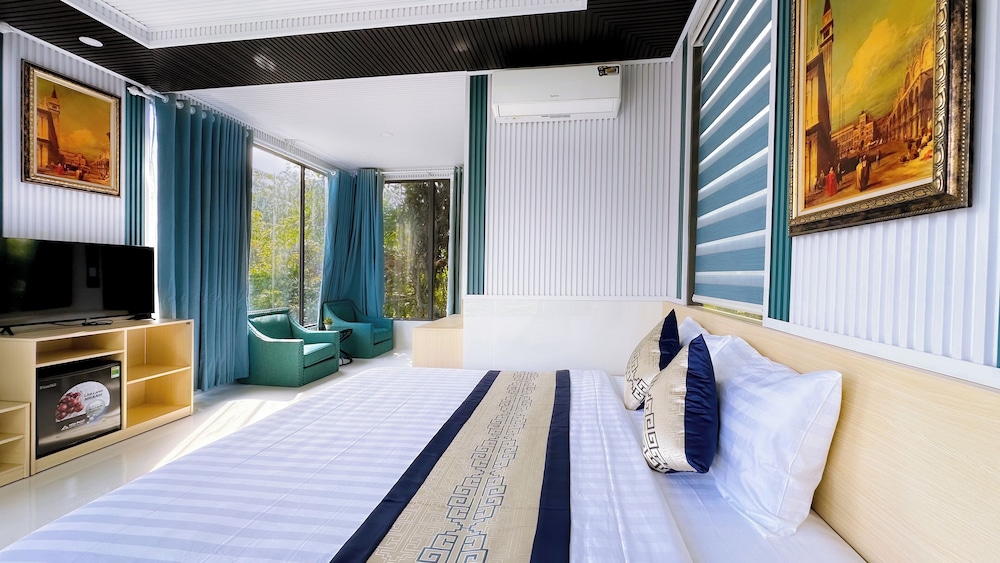 DELUXE, DOUBLE BED, PARTIAL SEA VIEW