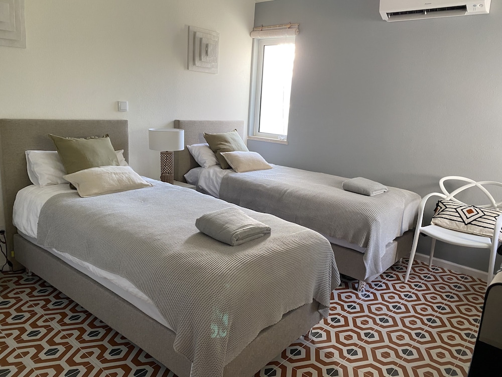 3 Bedrooms, House, 1 Double and 4 Single Beds, Private Pool