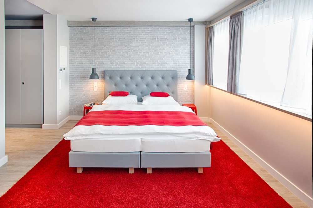 BUSINESS, APARTMENT, KITCHENETTE