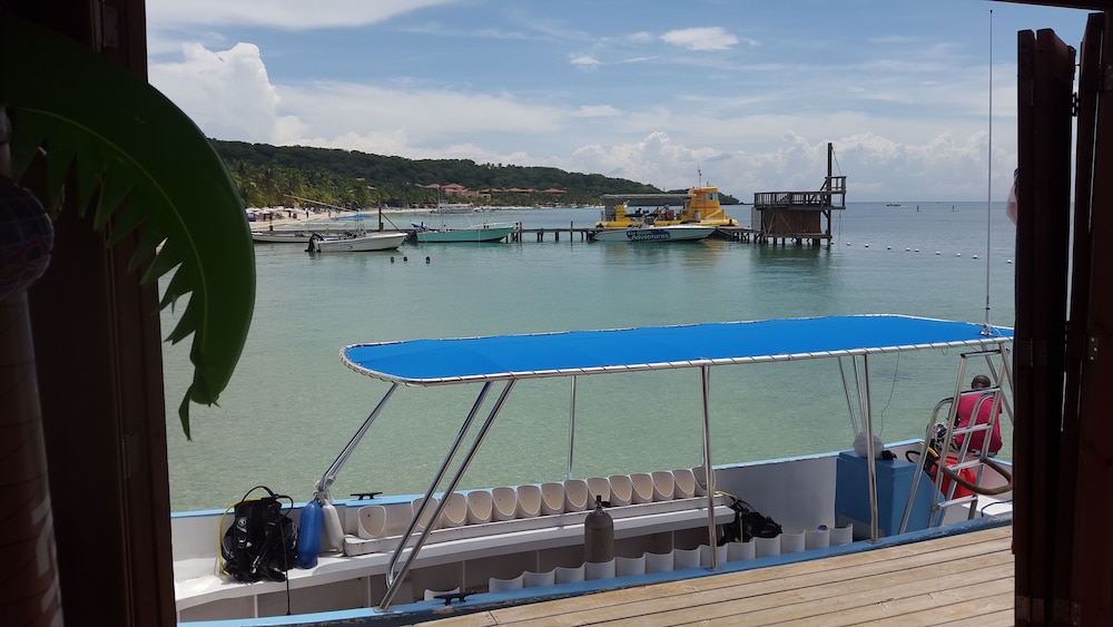 Foster's West Bay Resort 46/69