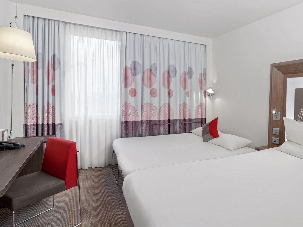 STANDARD, QUEEN BED, SOFA