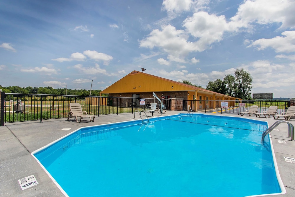 Econo Lodge Cornersville I-65 3/46