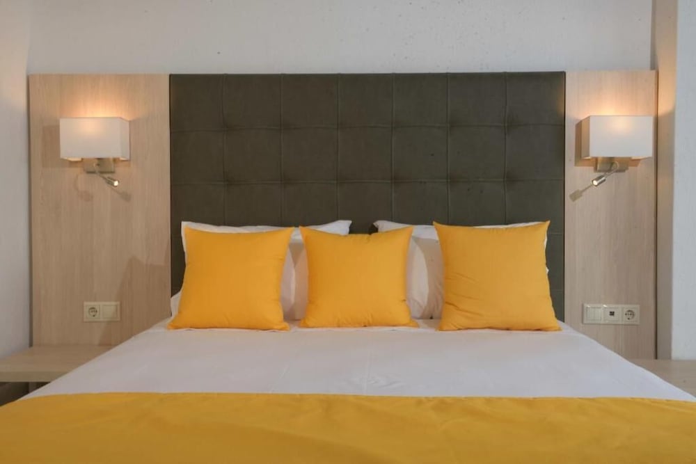 STANDARD, DOUBLE OR TWIN BED, GARDEN VIEW