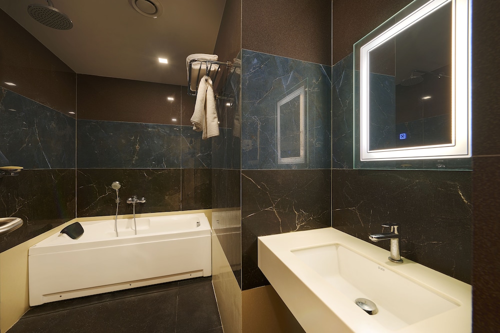 Hotel Merrytale 14/16
