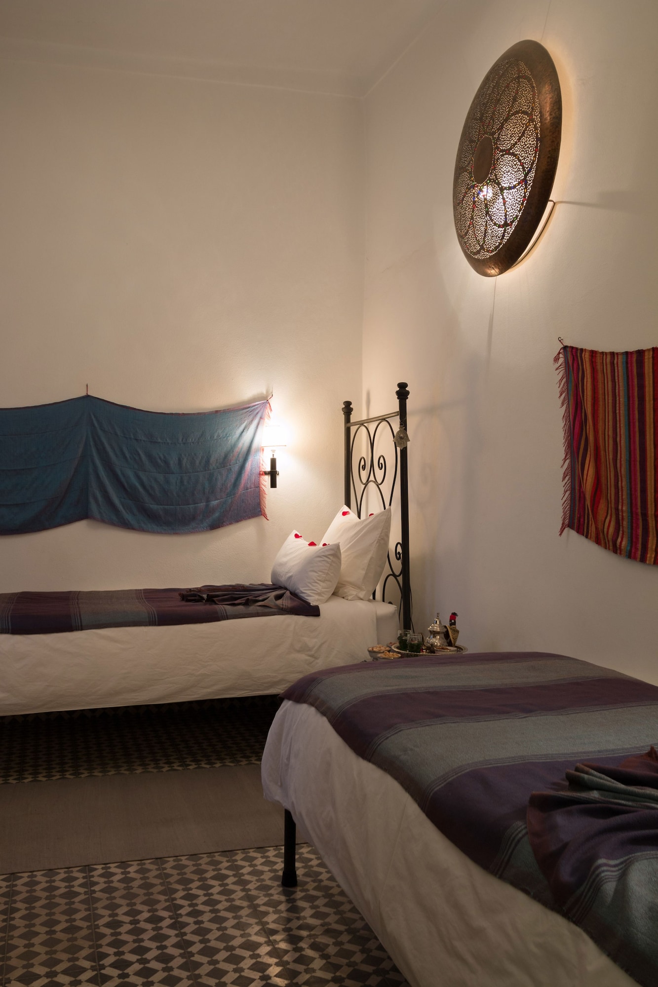 ROOM, TWIN BEDS