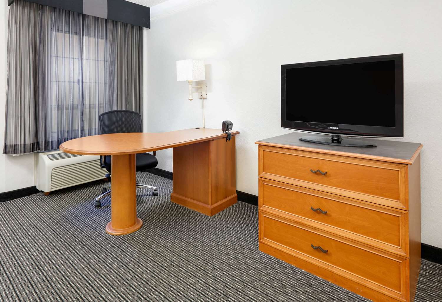 La Quinta Inn & Suites by Wyndham Dallas - Addison Galleria 15/24