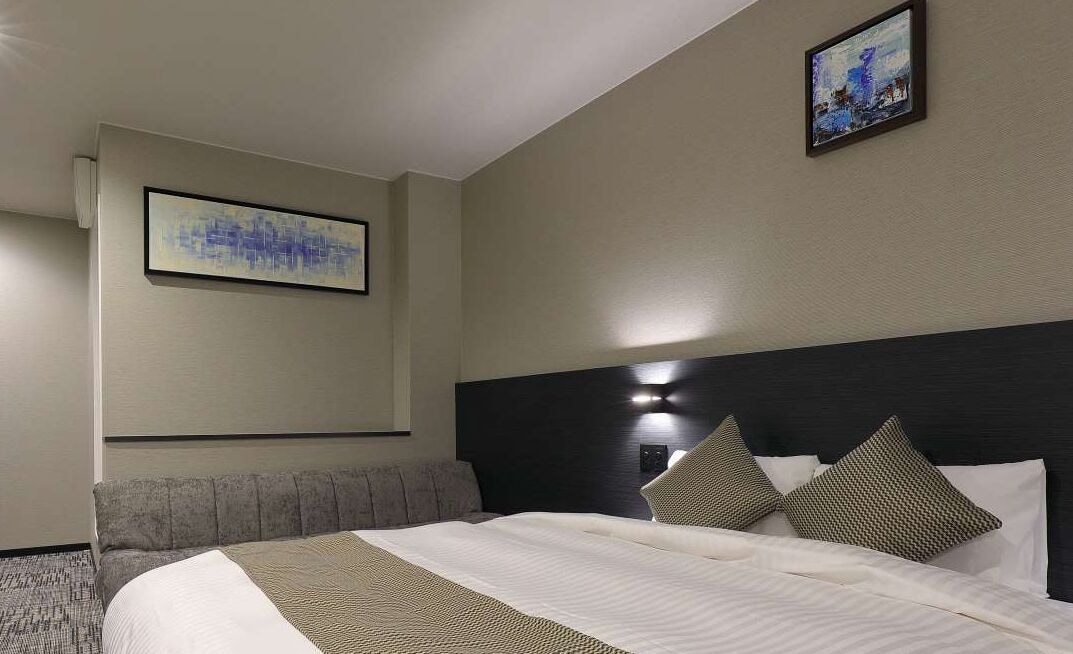 DELUXE, QUEEN BED, SOFA, BATHTUB, SMOKING
