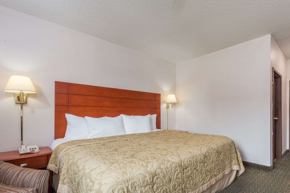 Super 8 By Wyndham St Charles 12/25