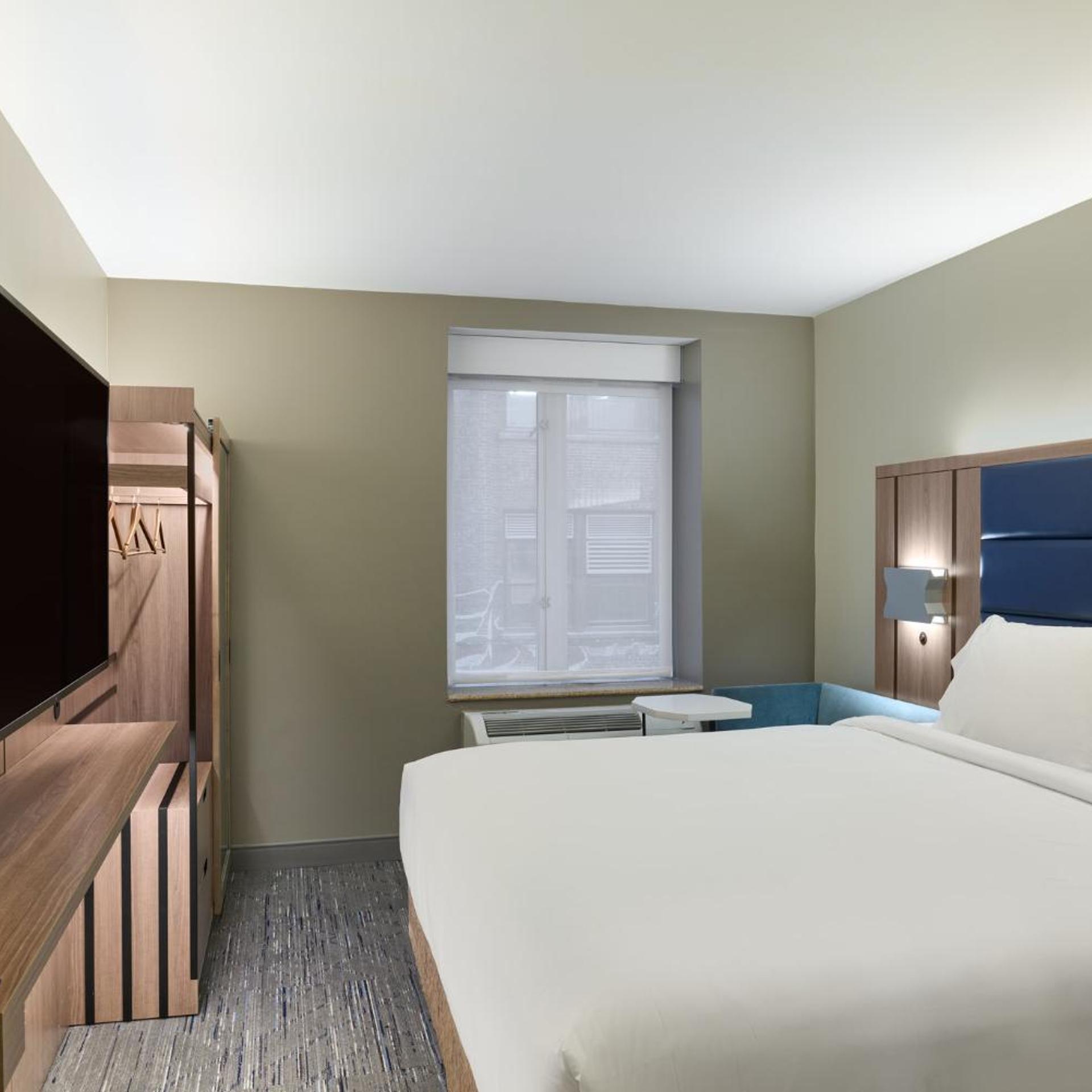 Room, King Bed, Hot Tub, Holiday Inn Express - New York City Chelsea 6/10