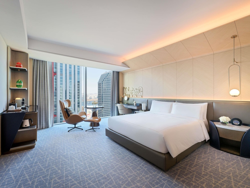 DELUXE, KING BED, PANORAMIC VIEW