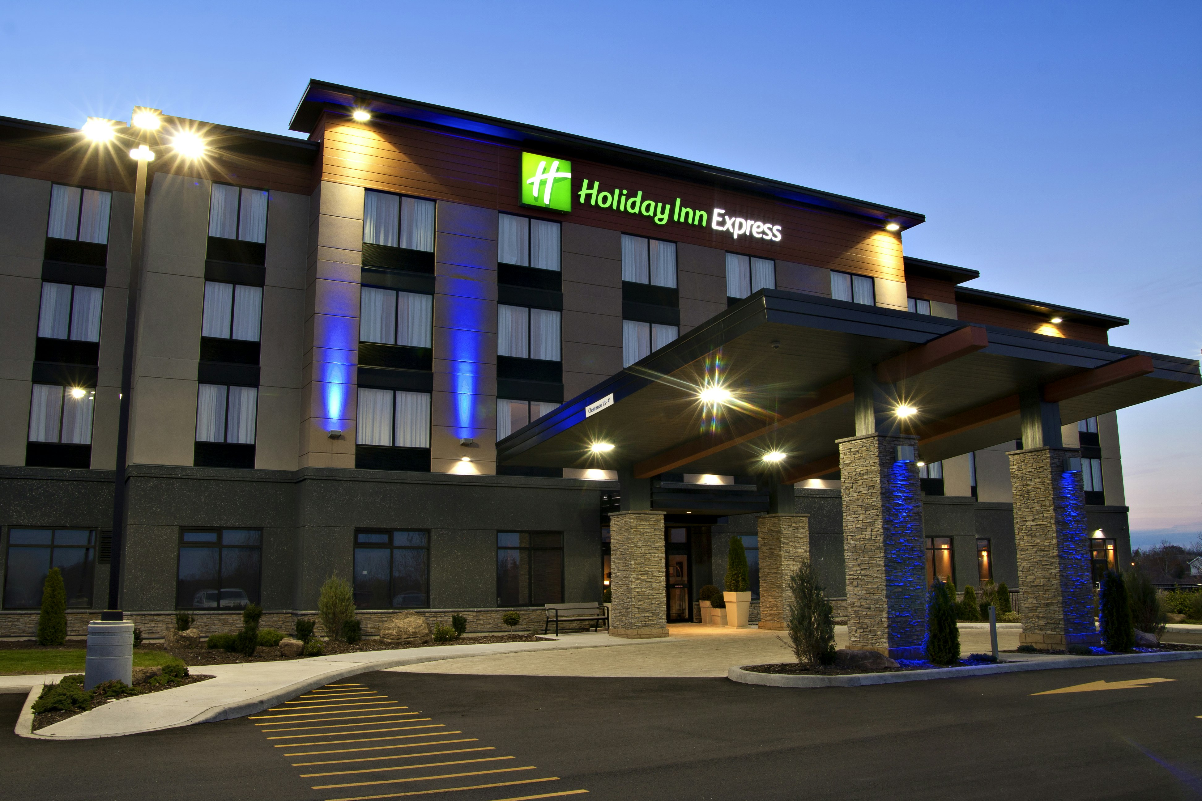Holiday Inn Express Pembroke 1/51