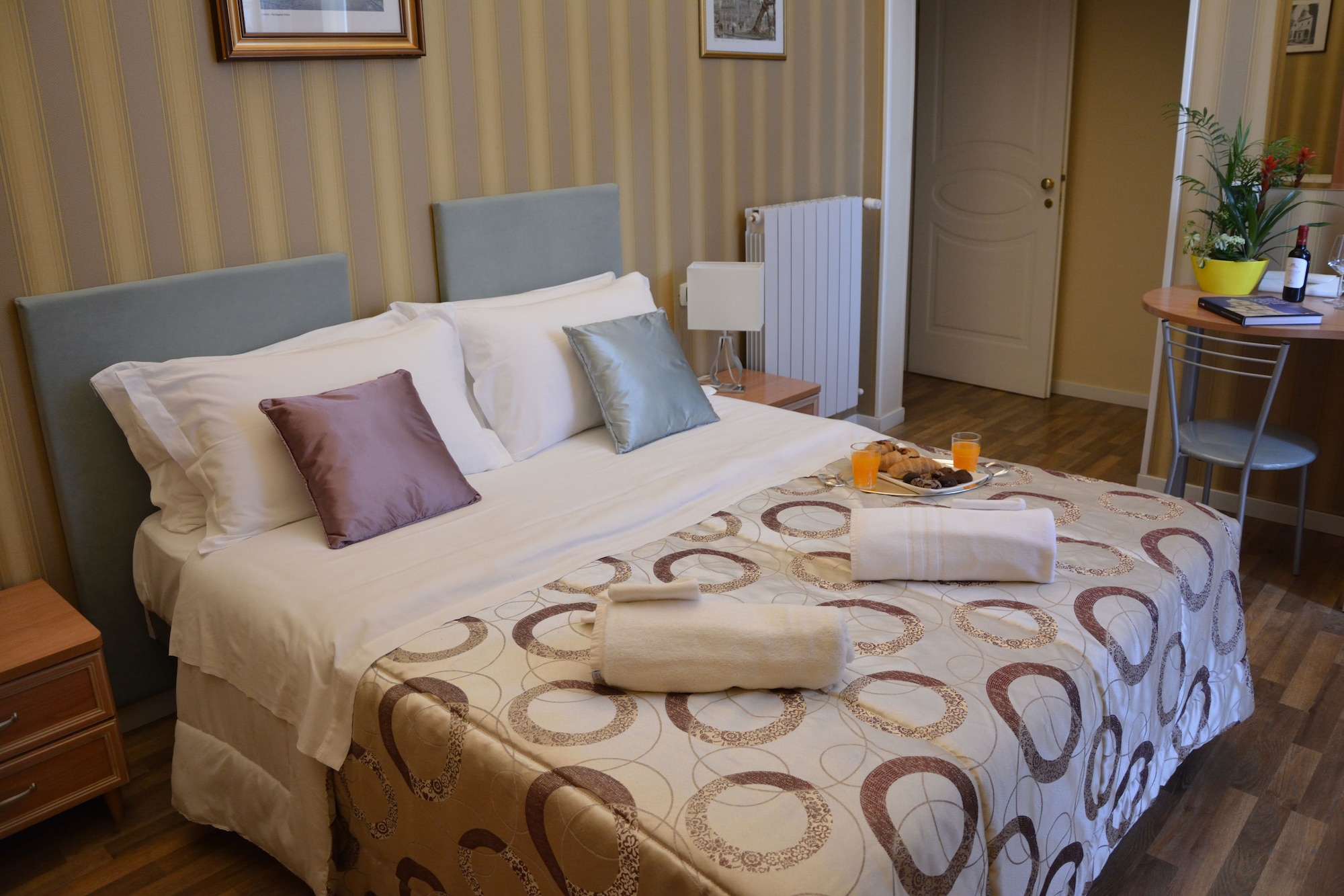 STANDARD, DOUBLE OR TWIN BED, PRIVATE BATHROOM