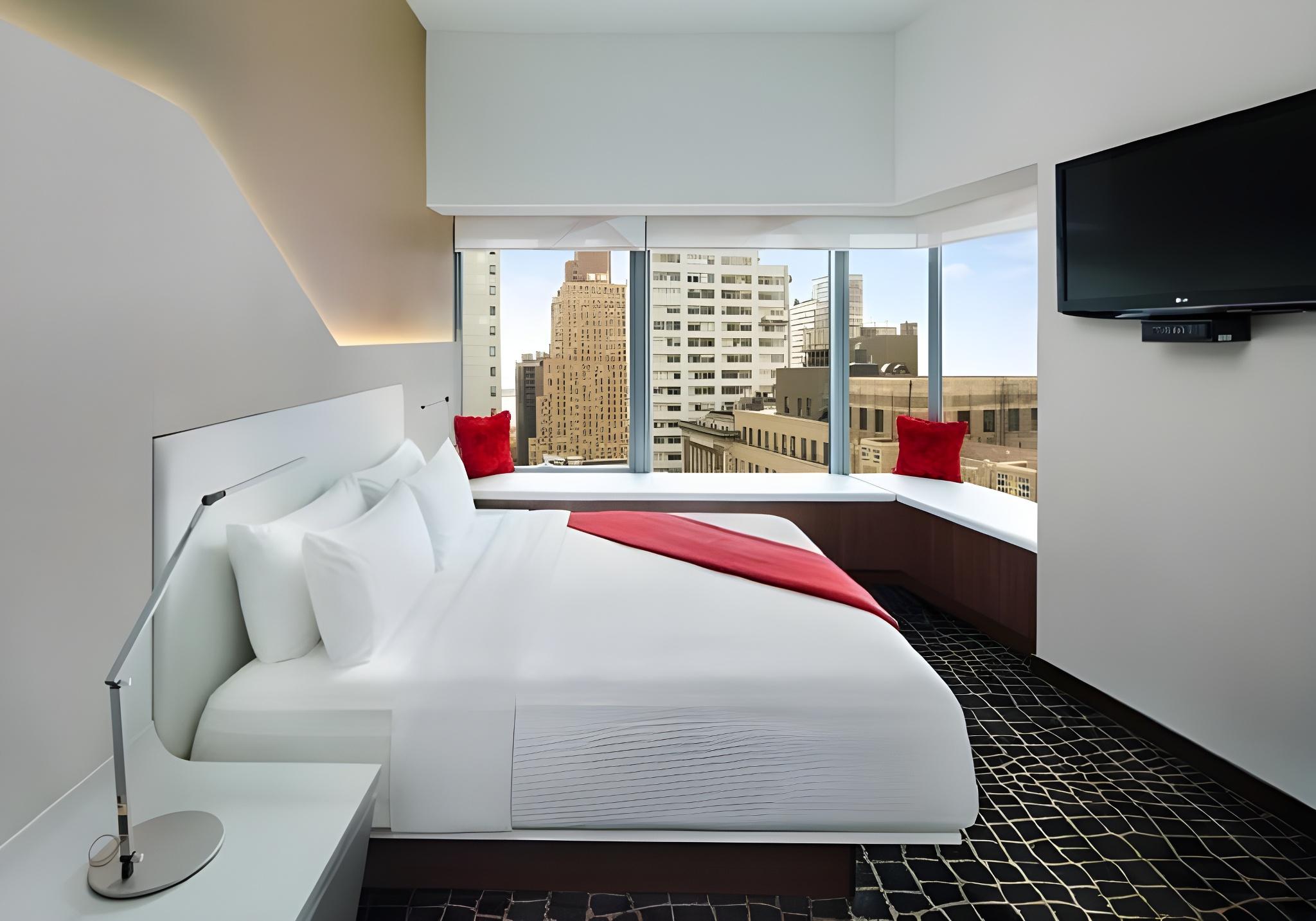 PREMIER, KING BED, CORNER