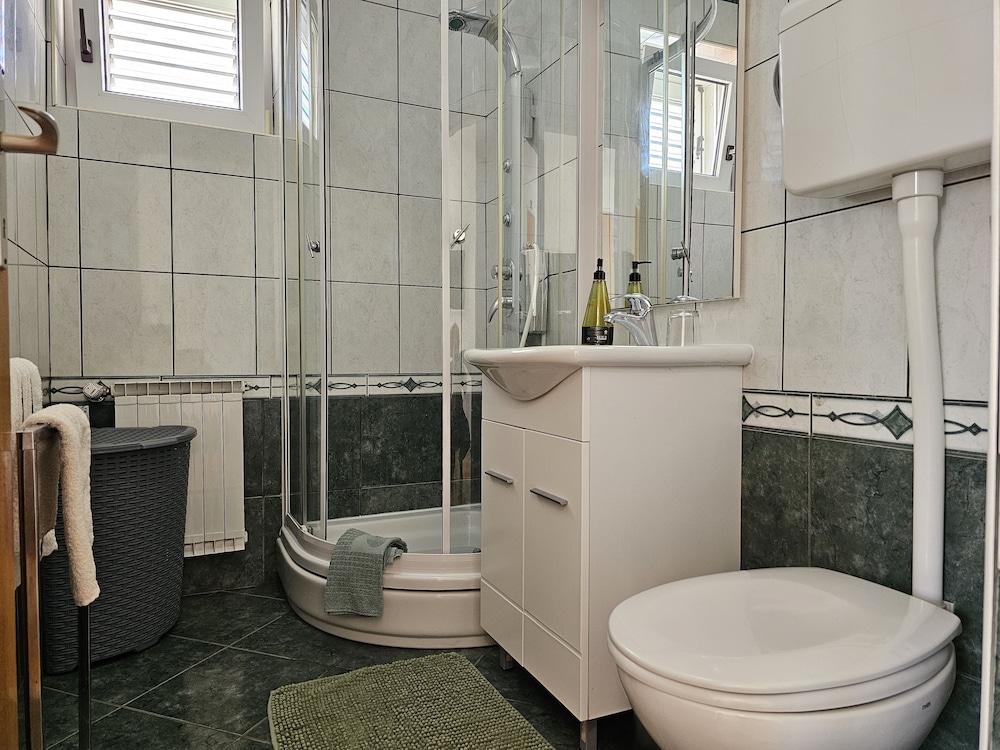 Adria Apartments 46/50
