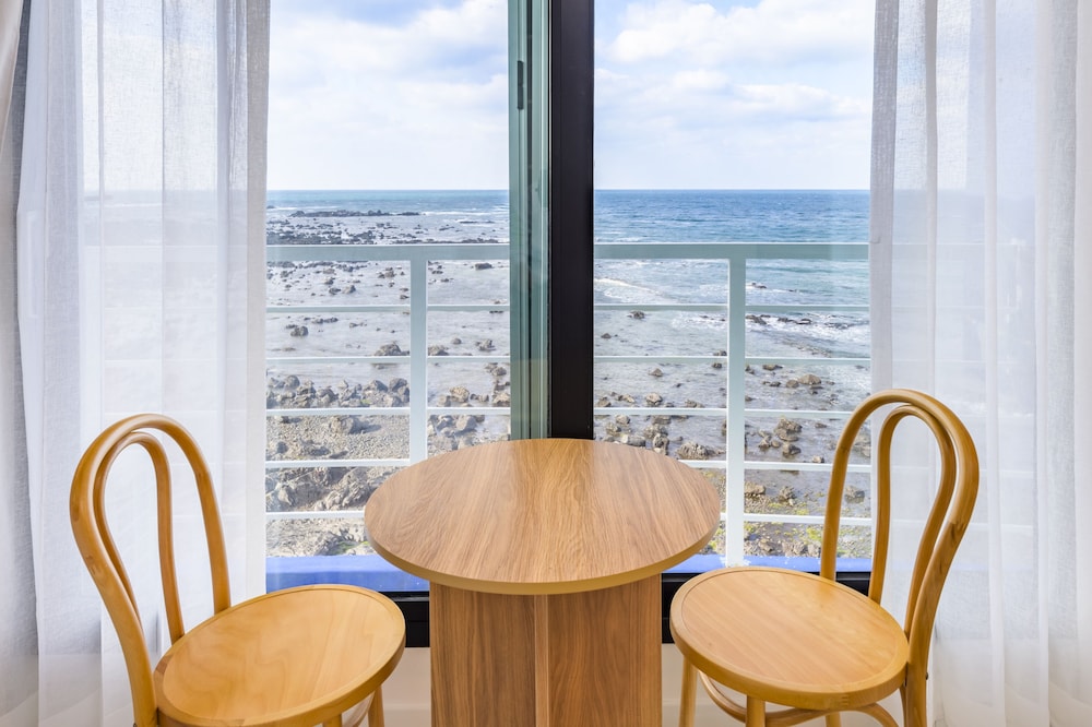 On The Sea Pension 64/80