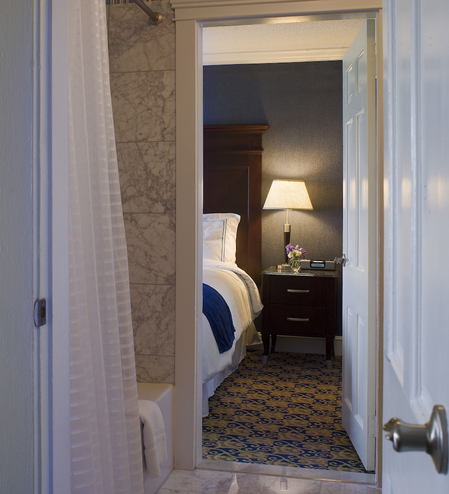 Newport Beach Hotel Suites 18/69