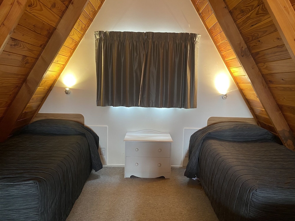 Mountain Chalets Motel 12/53