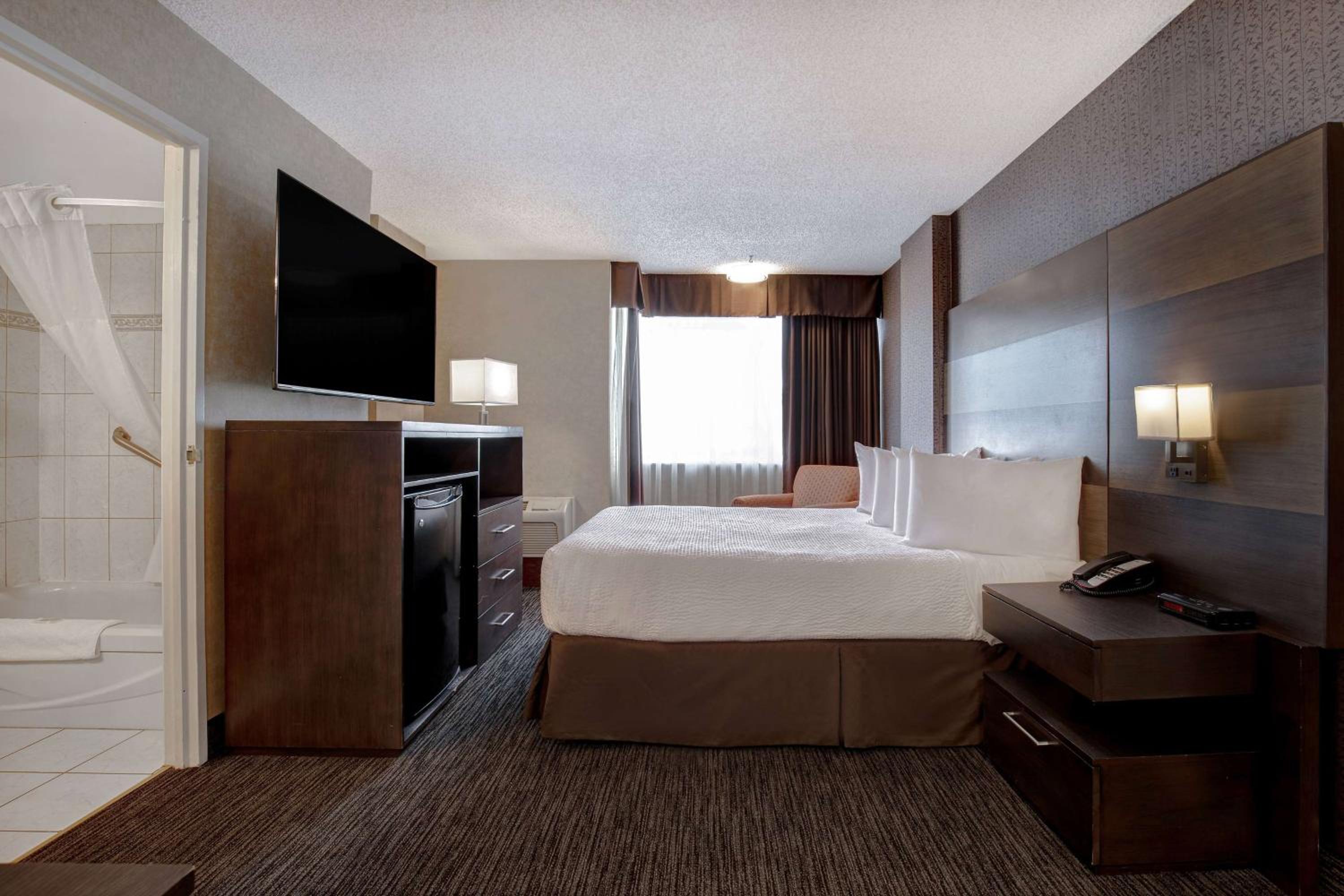 غرفة بسرير كينج وسرير كوين لذوي الإعاقة، Days Inn by Wyndham Calgary South 4/8