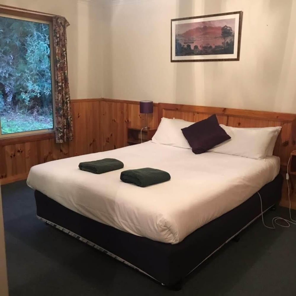 2 Bedrooms, Retreat, Cottage, Queen and Twin Beds, Sofa
