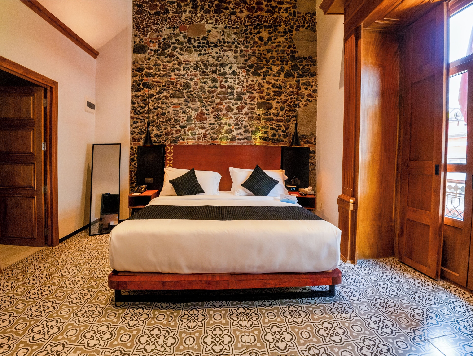 SUPERIOR, KING BED