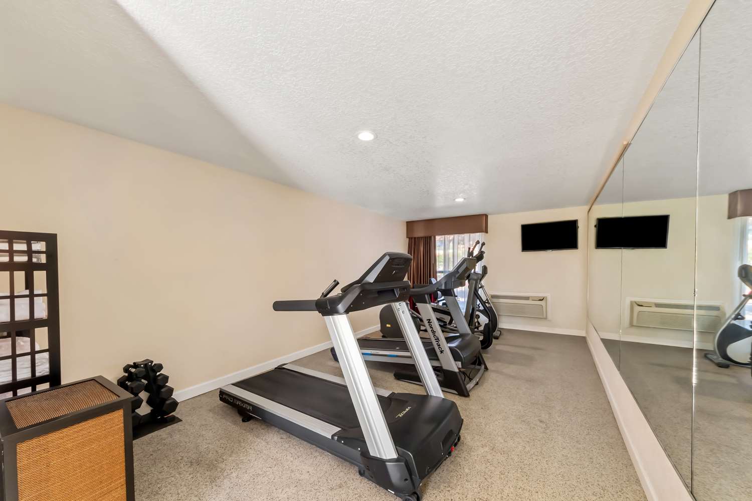 SureStay Plus by Best Western San Antonio Fiesta Inn 24/38