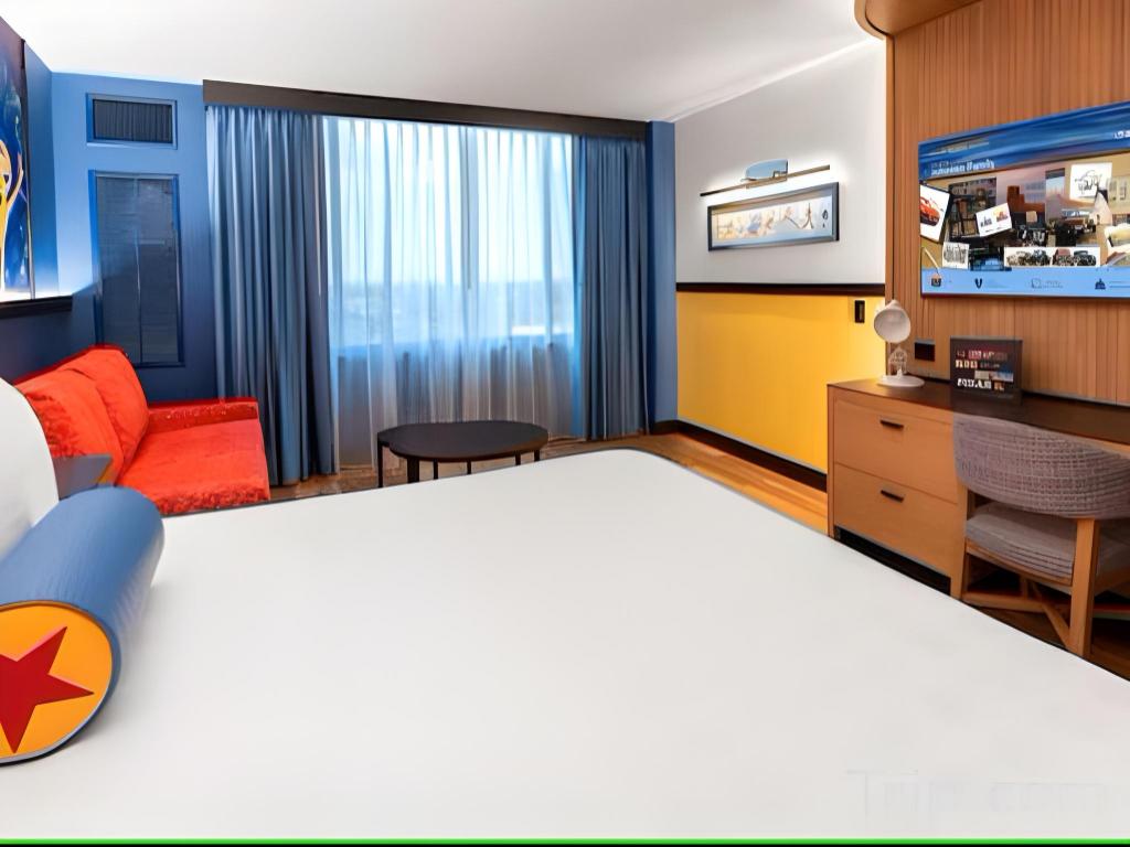 Room, King Bed, Sofa, Pool Terrace, Club Floor
