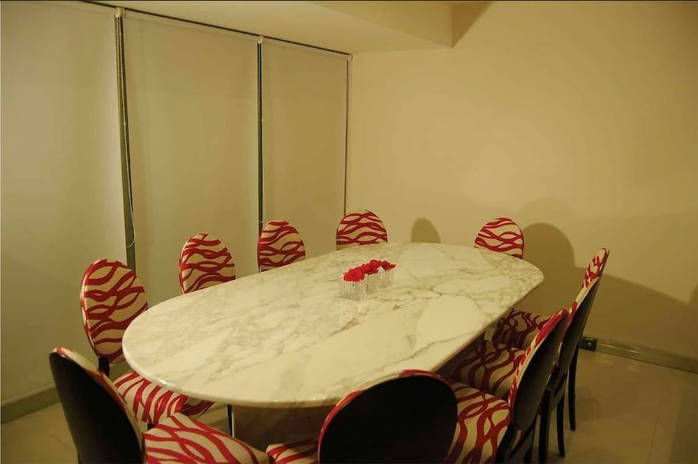 De La Cite Hotel 12/21