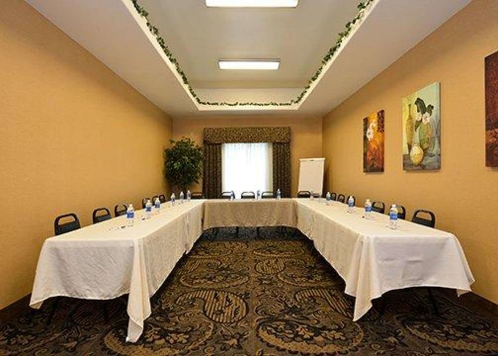 Comfort Suites Bay City 23/34