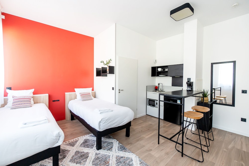 STUDIO, TWIN BEDS