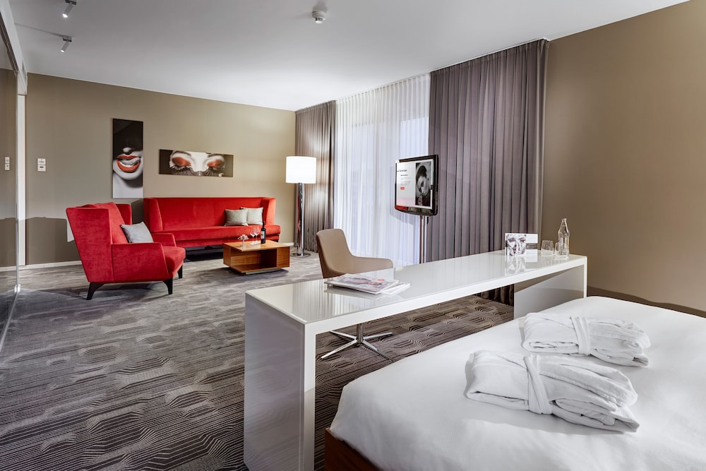 GALLERY, SUITE