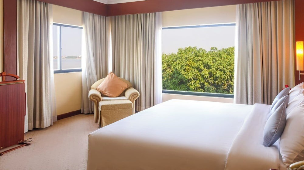 River, Executive, Suite, King Bed, Sofa, Cambodiana Hotel 3/9