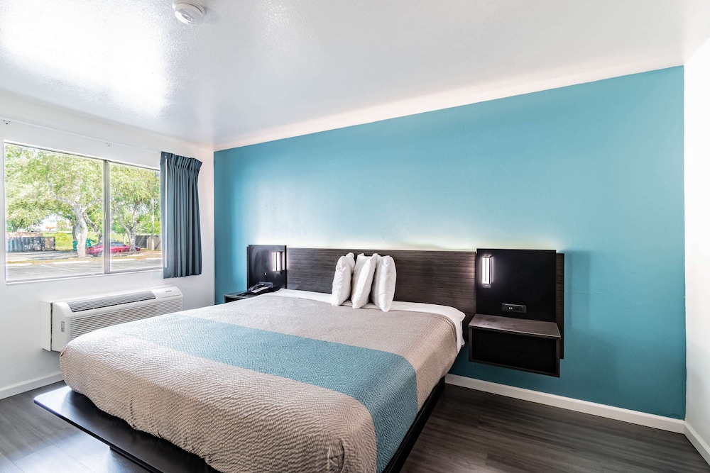 Motel6 Tampa, FL 14/30