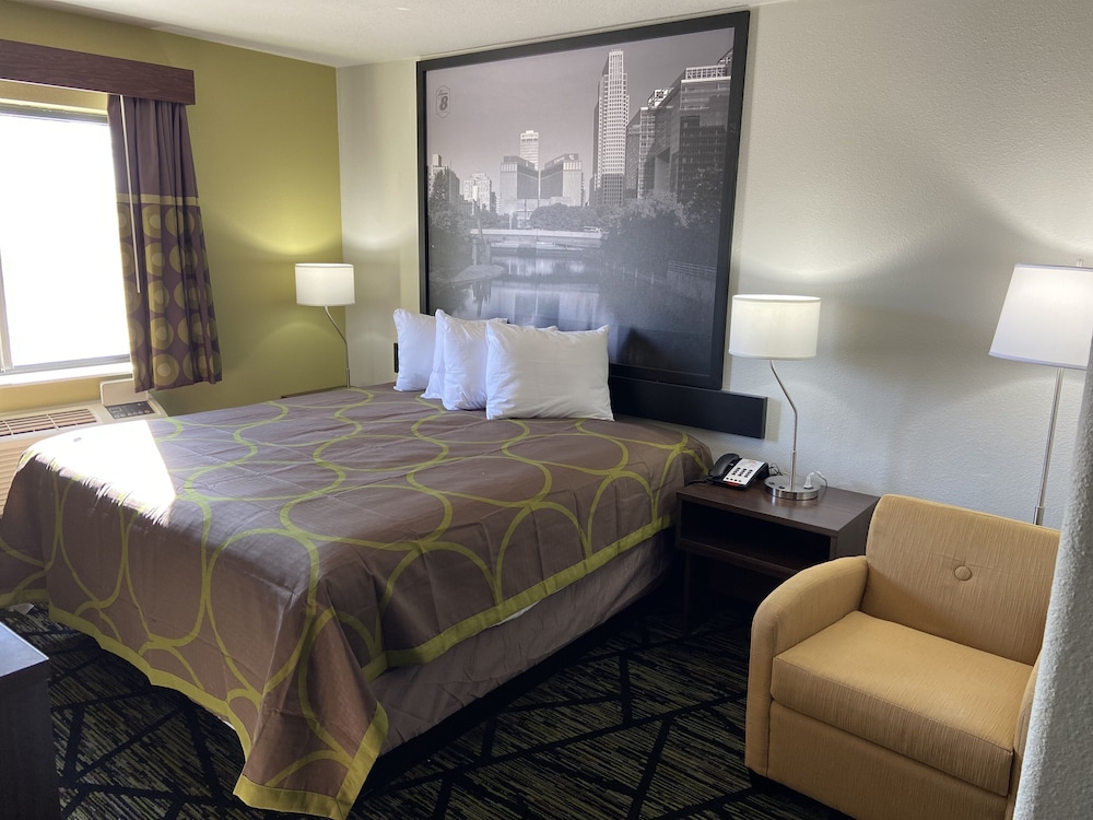 Super 8 By Wyndham York 8/22