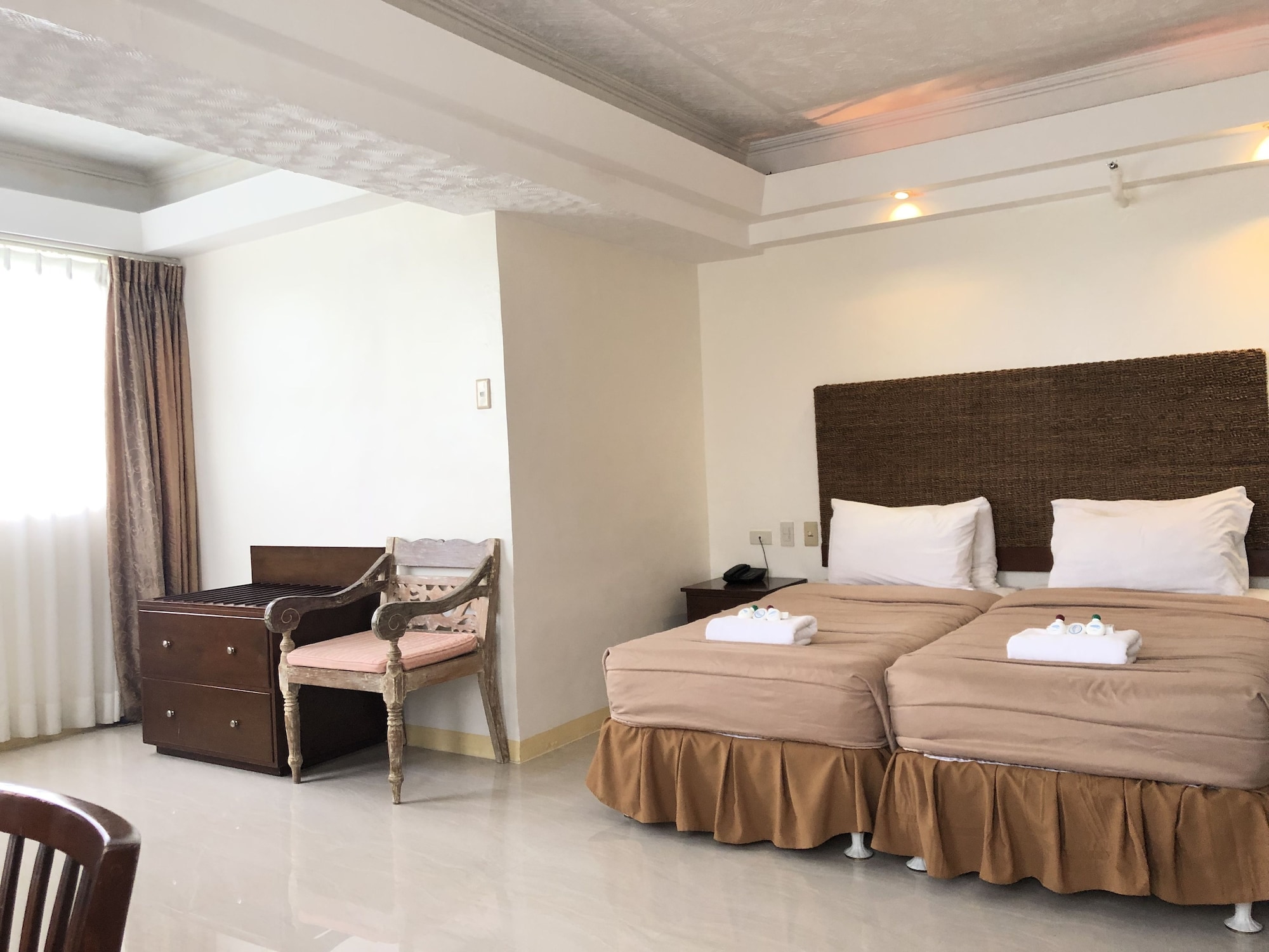 DELUXE, TWIN BEDS