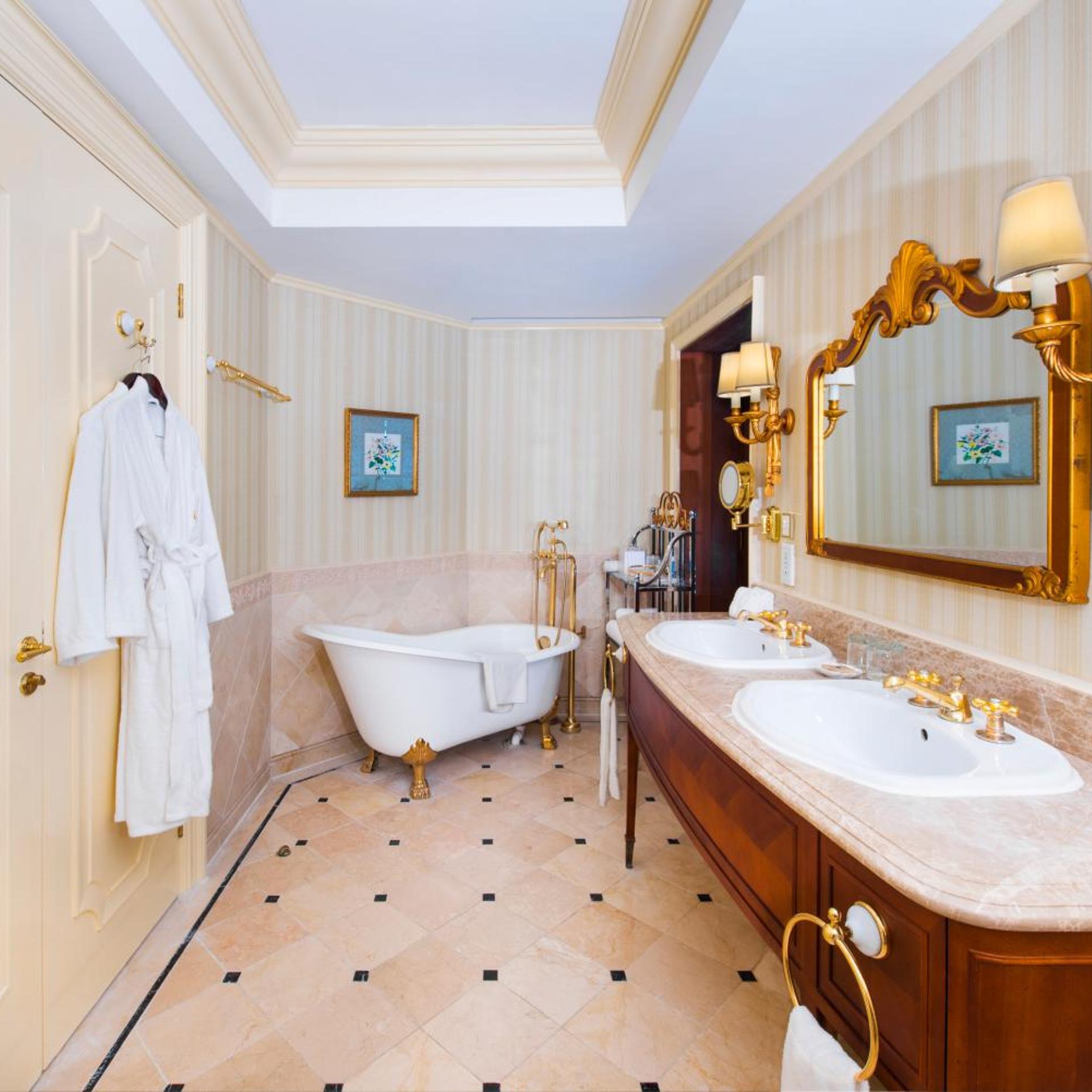 Suite, King Bed, Wharf View, Balcony، Rocks Hotel 4/6