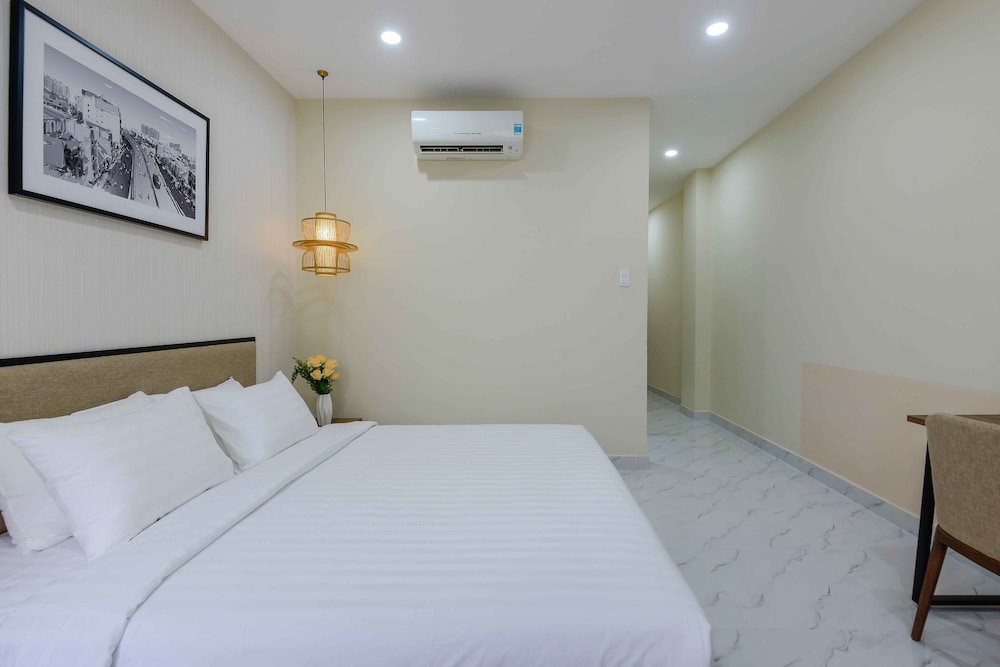 DELUXE, KING BED, BALCONY