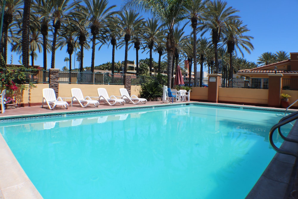 Anaheim Islander Inn And Suites 8/58