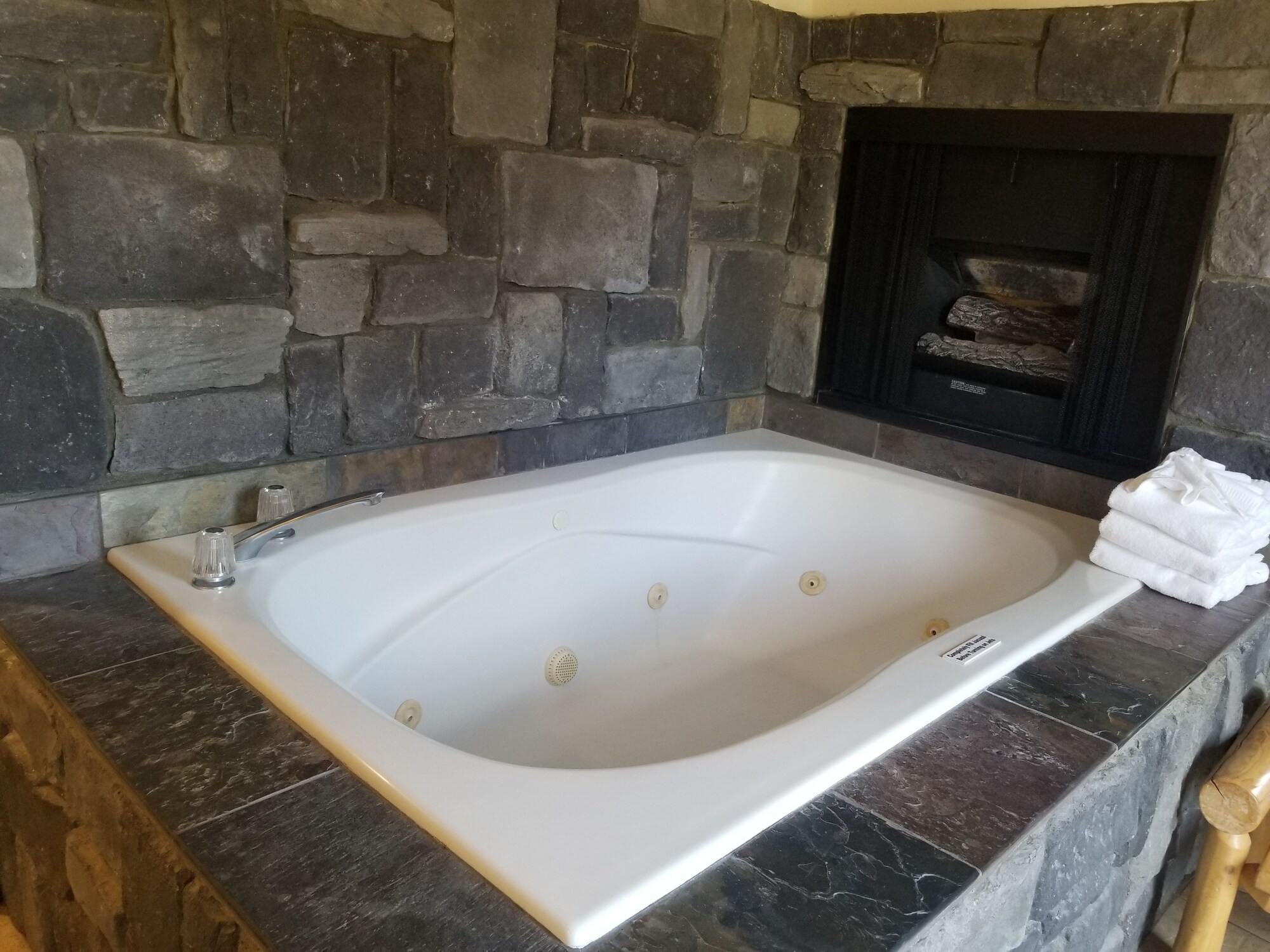 Spa, Suite, Futon Bed, Queen Bed, Accessible، Fireside Lodge 3/3