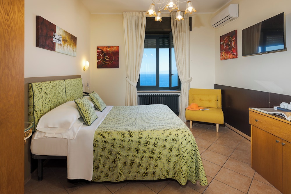 STANDARD, DOUBLE BED, SEA VIEW