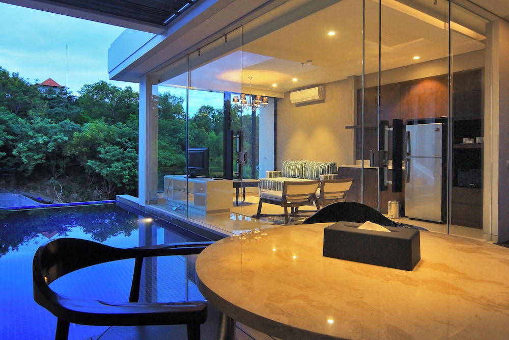 The Sterling Hotel & Villa's 33/57