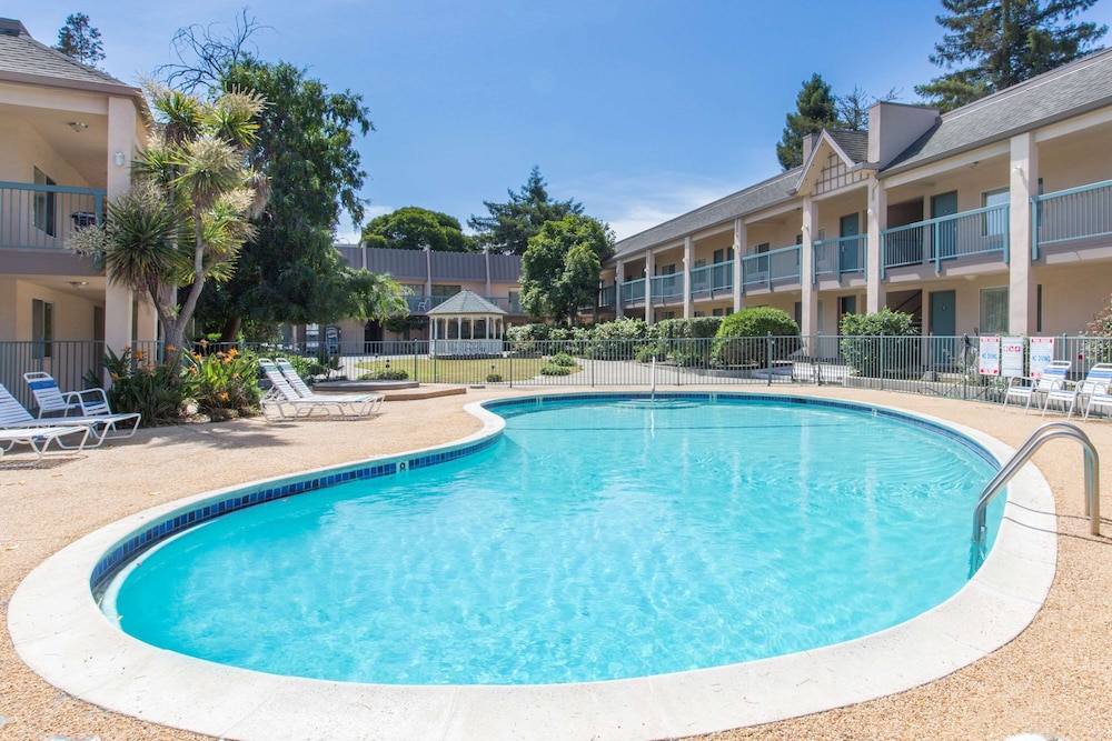 Days Inn by Wyndham Redwood City 47/55