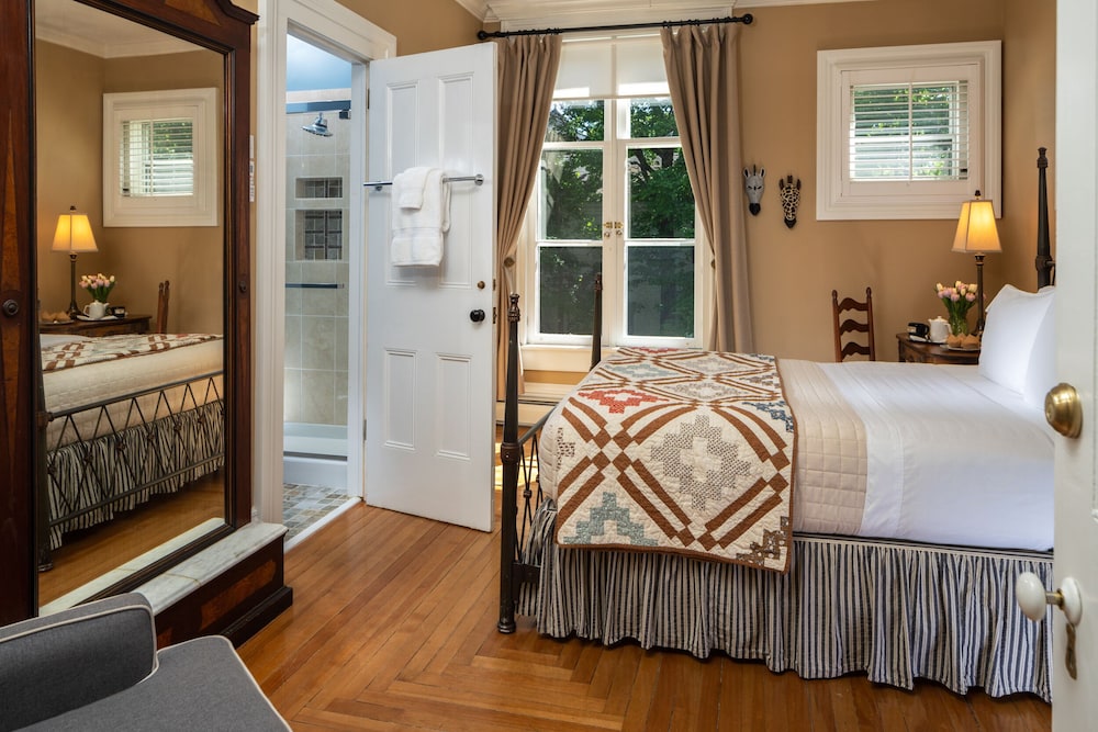 Hemingway, Queen Bed