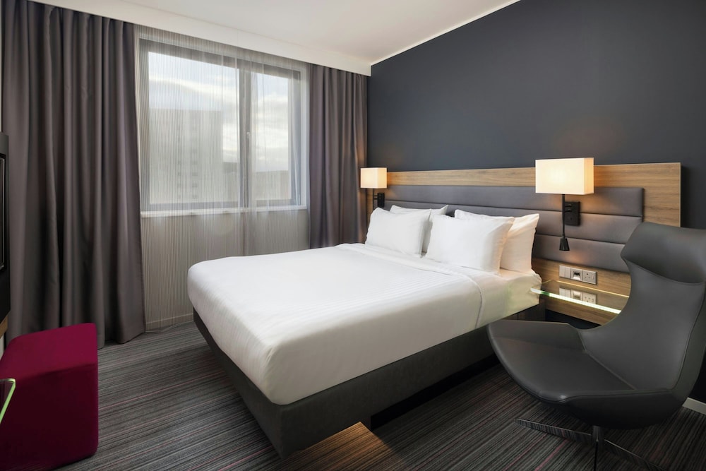 ROOM, QUEEN BED