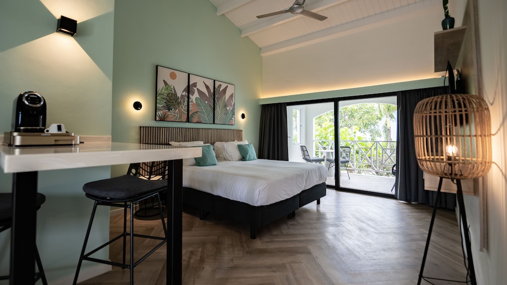 Blue Bay Lodges 11/50