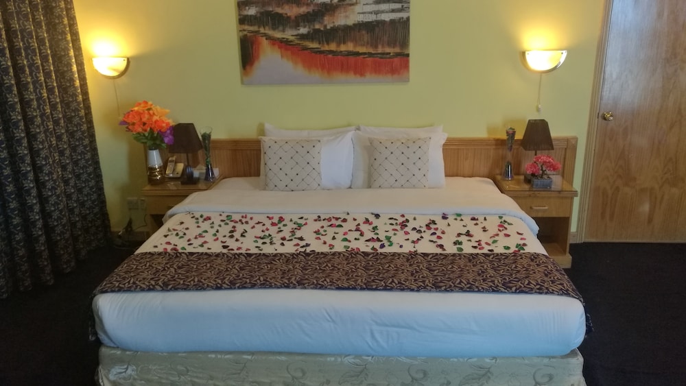 family suite, multiple beds, sea view