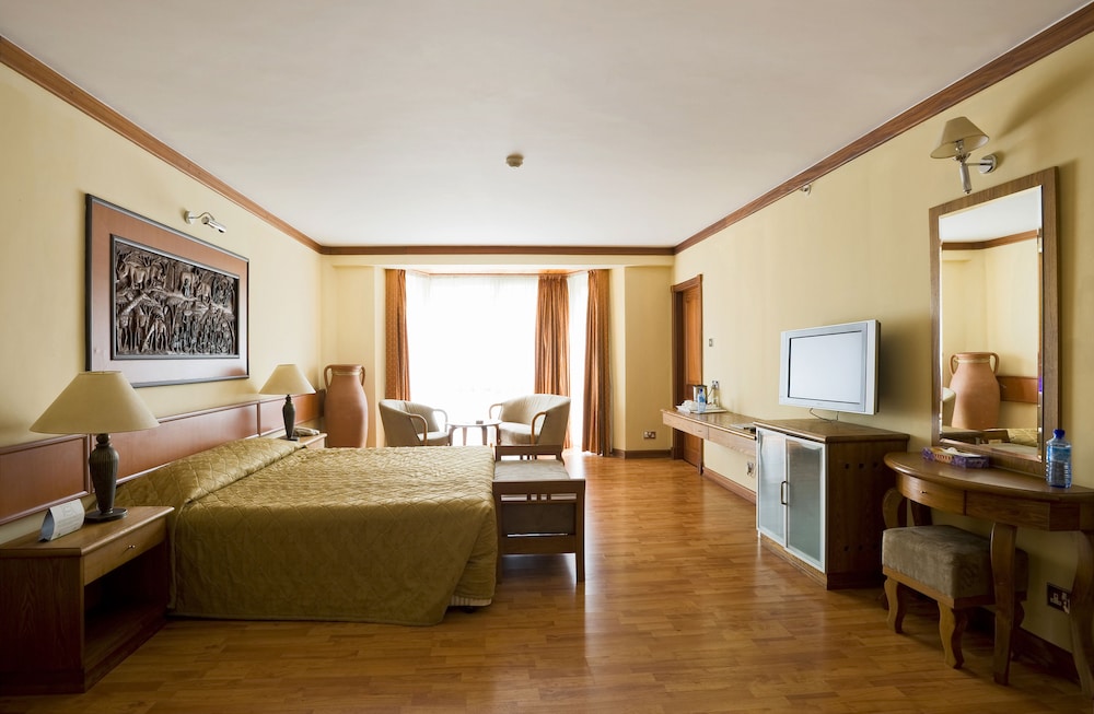 GOLF COURSE HOTEL 32/42