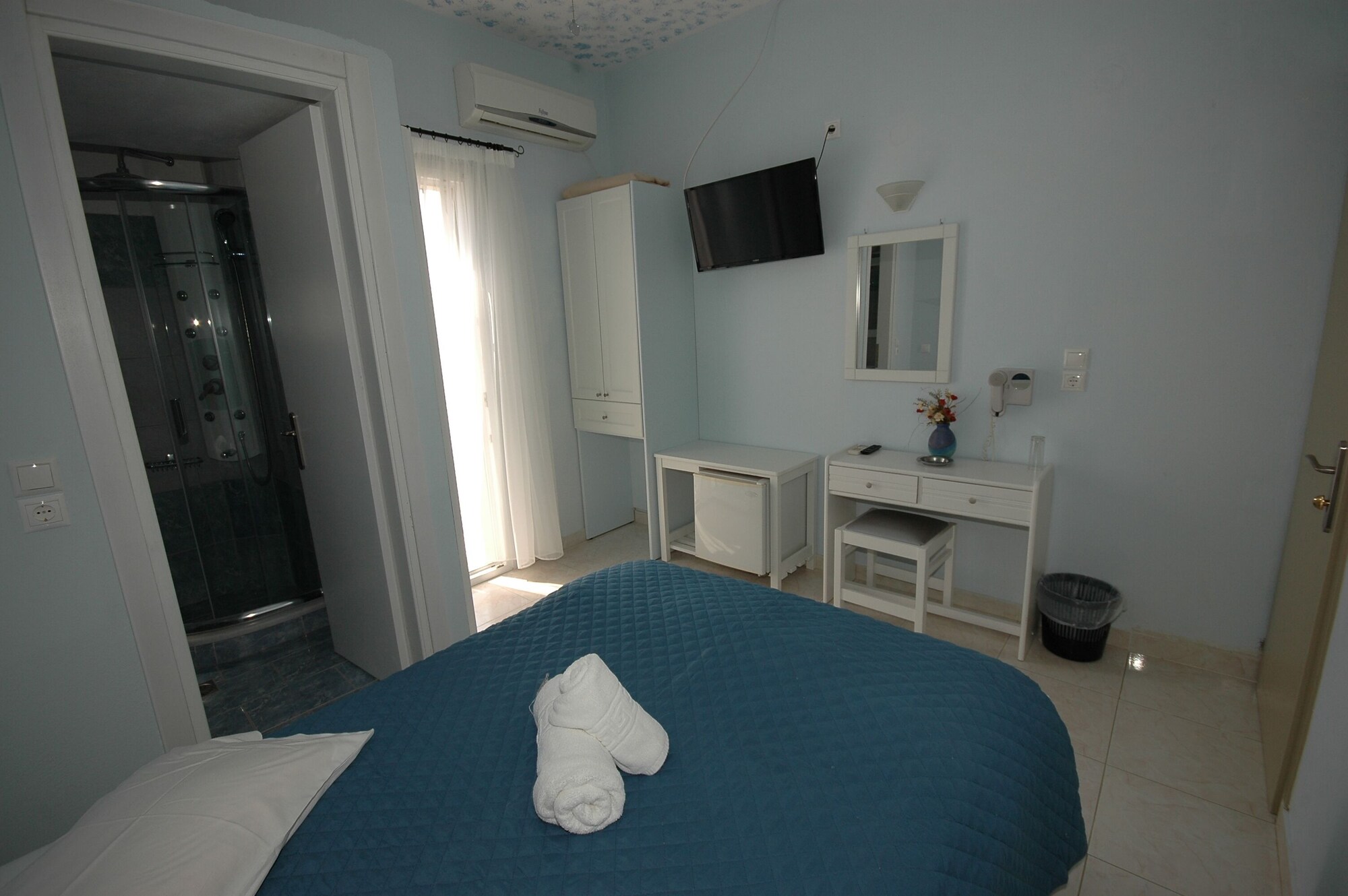 ROOM, SINGLE